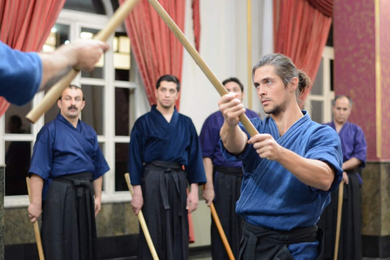 Barış Sensei dojo içinde bokken ile savunma pozisyonunda