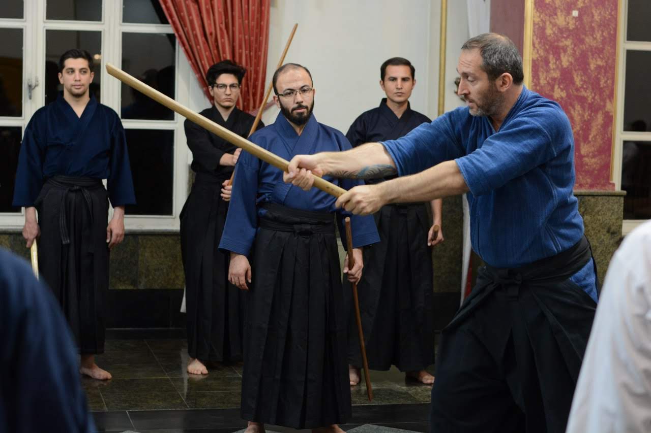 Gökhan Sensei dojo öğrencilerine bokken tekniği gösteriyor